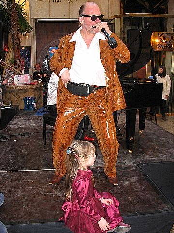 Der legendre Hftschwung - Dsseldorf in der K-Galerie am 27.02.05; Foto: Hans Sieger